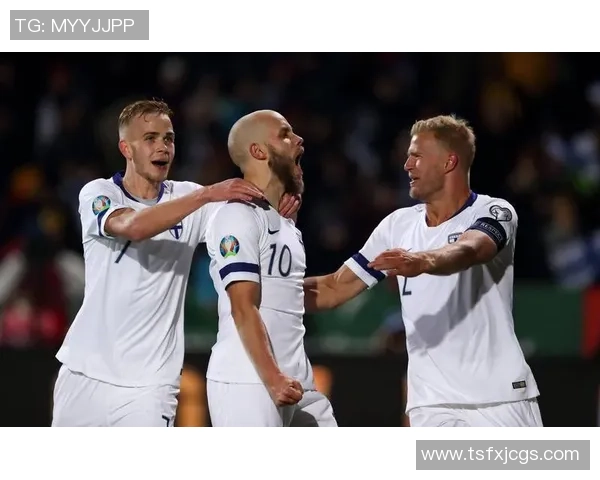 足球星背影头像中的女孩展现坚韧与梦想的力量在绿茵场上的精彩瞬间 足球星背影头像中的女孩展现坚韧与梦想的力量在绿茵场上的精彩瞬间