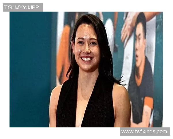 女主持人调皮撩足球球星现场互动引发全场热议他们的默契令人惊叹